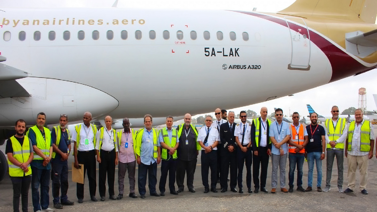 صيانة طائرة تابعة للخطوط الليبية في تونس