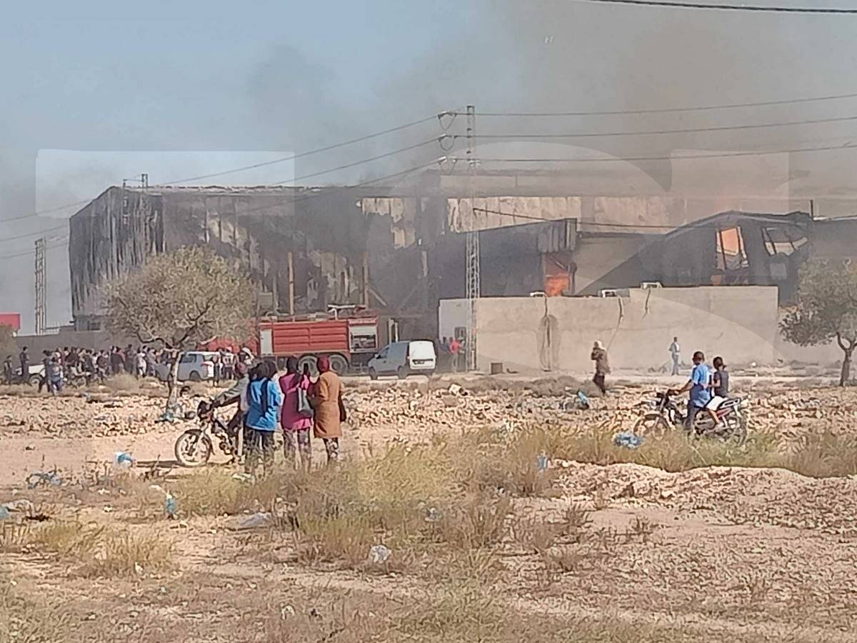 صفاقس عاجل بالصور : حريق  هائل بمعمل الكردونة بالغرابة