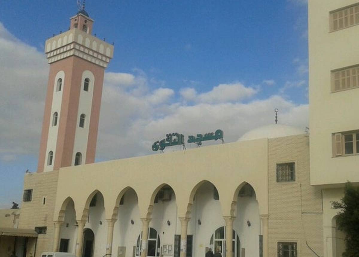 صفاقس :  الواعظ  الديني  يُغلق  مسجد  التقوى  بطريق  قرمدة لأسباب واهية