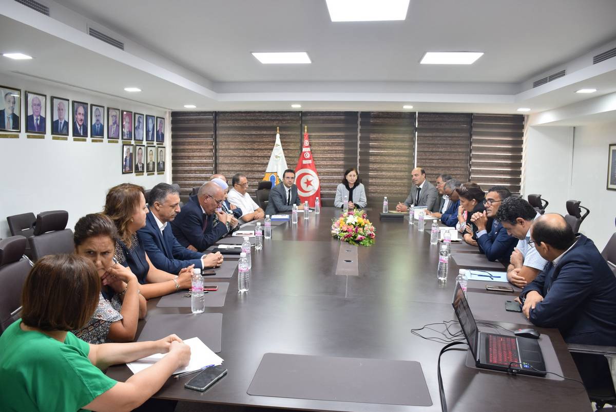 وزيرة التجهيز والإسكان تؤدي زيارة عمل إلى مقر الشركة الوطنية العقارية للبلاد التونسية