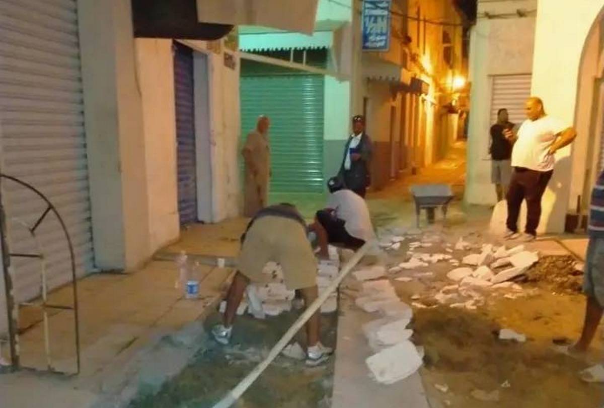 بلدية صفاقس تقوم بتبليط عدد من الأنهج والأزقة بالمدينة العتيقة بالحجارة البيضاء..