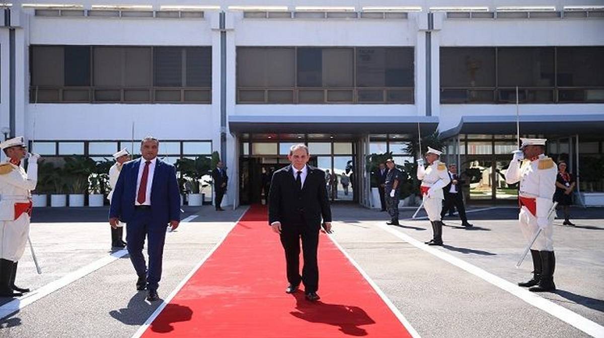 في زيارة بيومين.. رئيس الحكومة يغادر نحو الجزائر