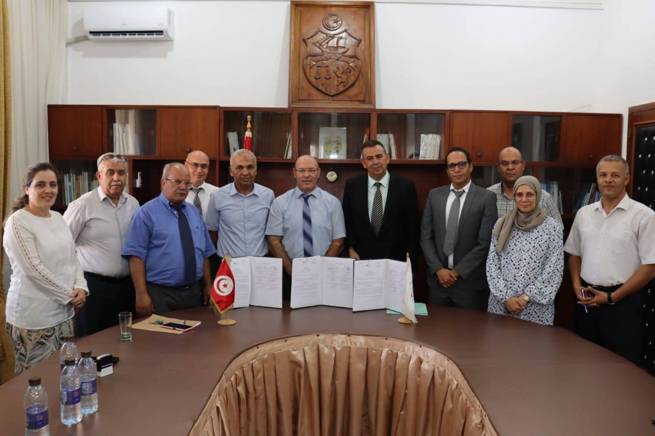 إمضاء الإتفاقية الخصوصية المتعلقة بتنظيم واستغلال دار الخدمات الإدارية متعددة الشبابيك بمدينة زرمدين