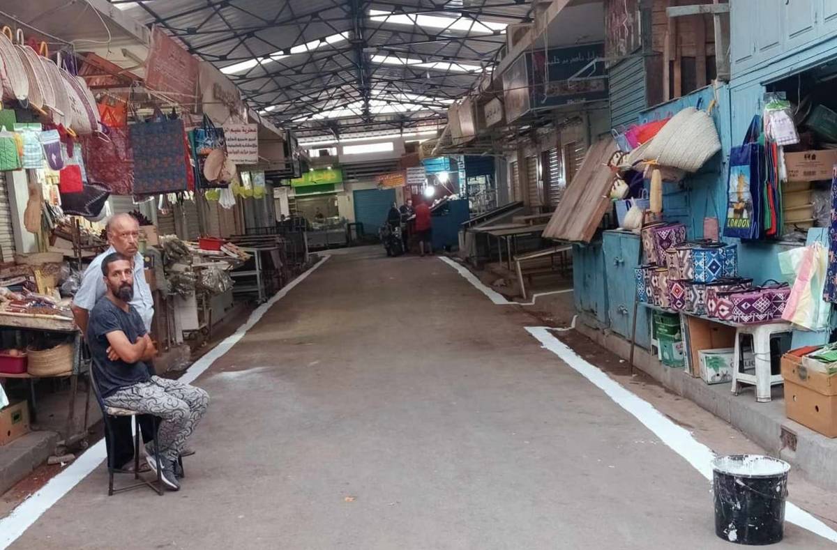 صفاقس: تسطير السوق المسقف للخضر والغلال بباب الجبلي امام المحلات المفتوحة