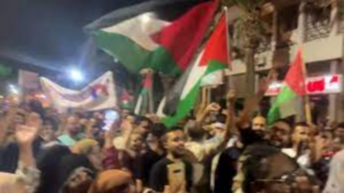 صفاقس : مسيرة ليلية غاضبة تجوب شوارع المدينة دعما لغزة