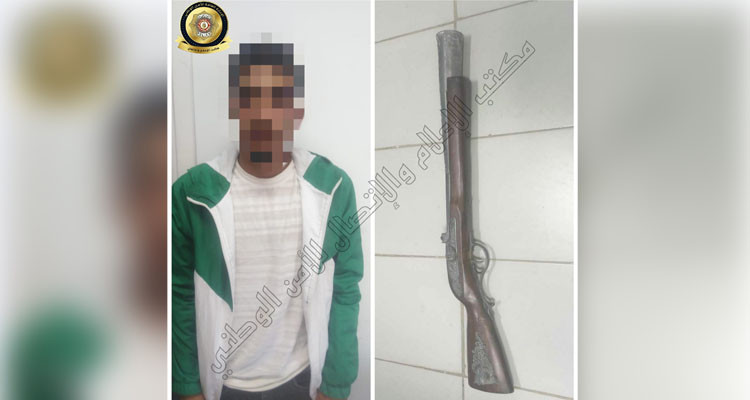 العاصمة  طفل الـ18 سنة يحمل سلاح ناري خلال معركة أمام مدرسة إعدادية