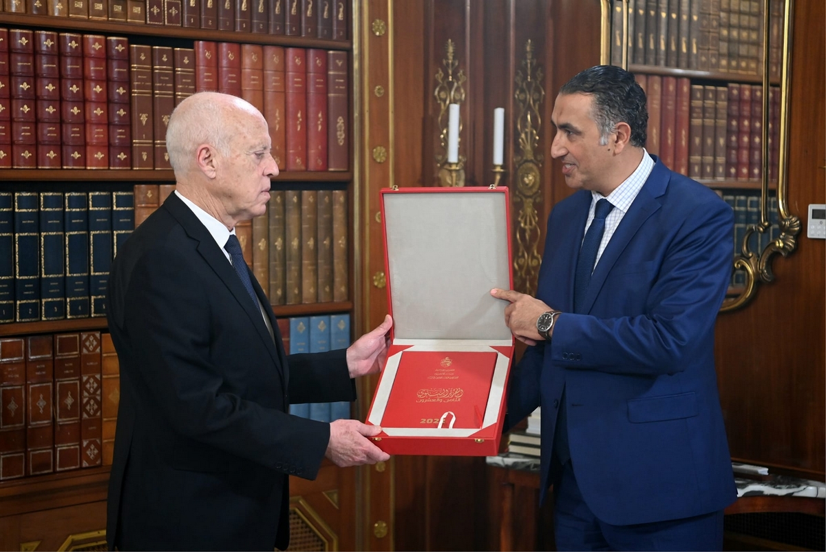 في لقاء رئيس الجمهورية بالحزقي إحدى الوزارات  تم التفطن إلى عدم وجود 15 ألف ملف انتداب