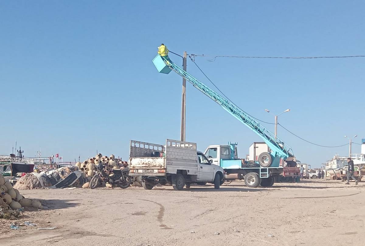 صفاقس : تدخلات لاصلاح الانارة العمومية بميناء  الصيد  البحري باللواتة اللوزة