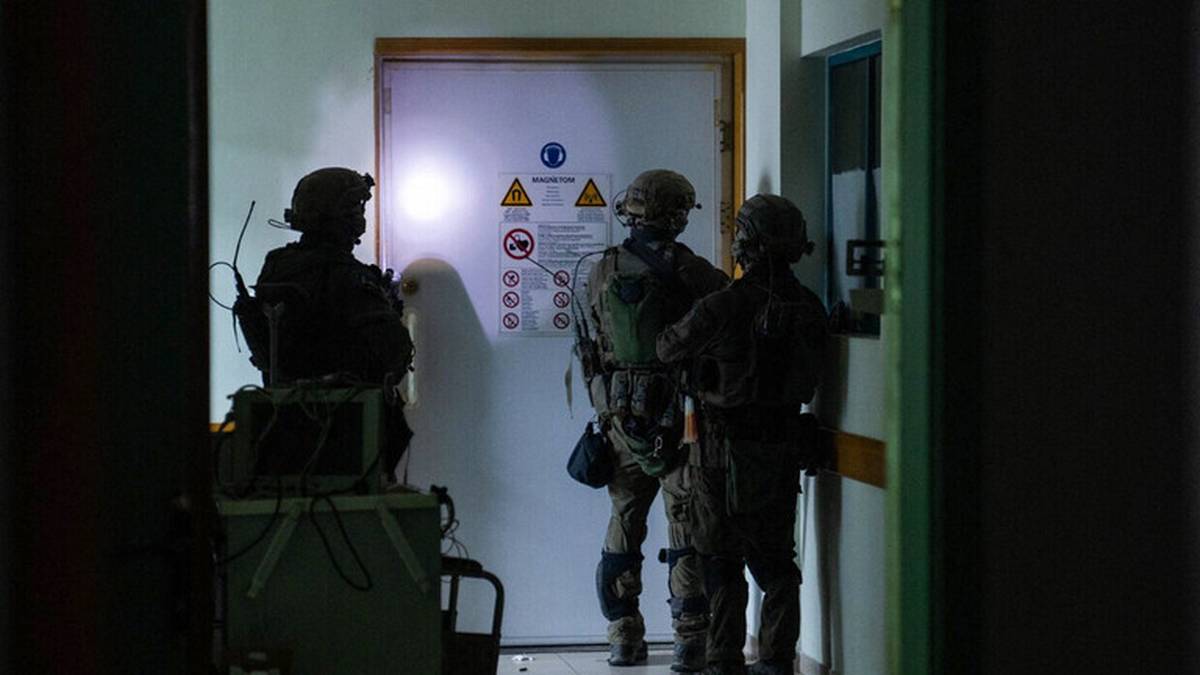 شبكة CNN لا تستبعد قيام الجيش الإسرائيلي بنقل أسلحة إلى مستشفى الشفاء ثم عرضها على الصحفيين