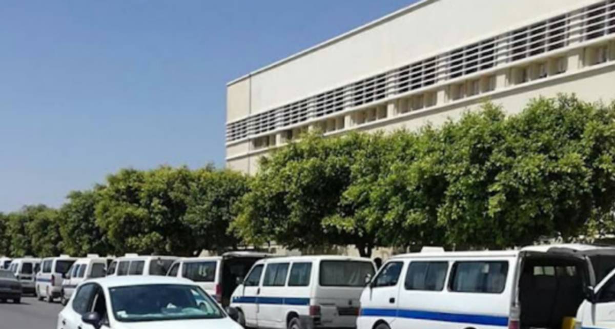 صفاقس: واجهة معهد الهادي شاكر تتحوّل  الى حلبة صراع بين سيّارات الاجرة والمواطن