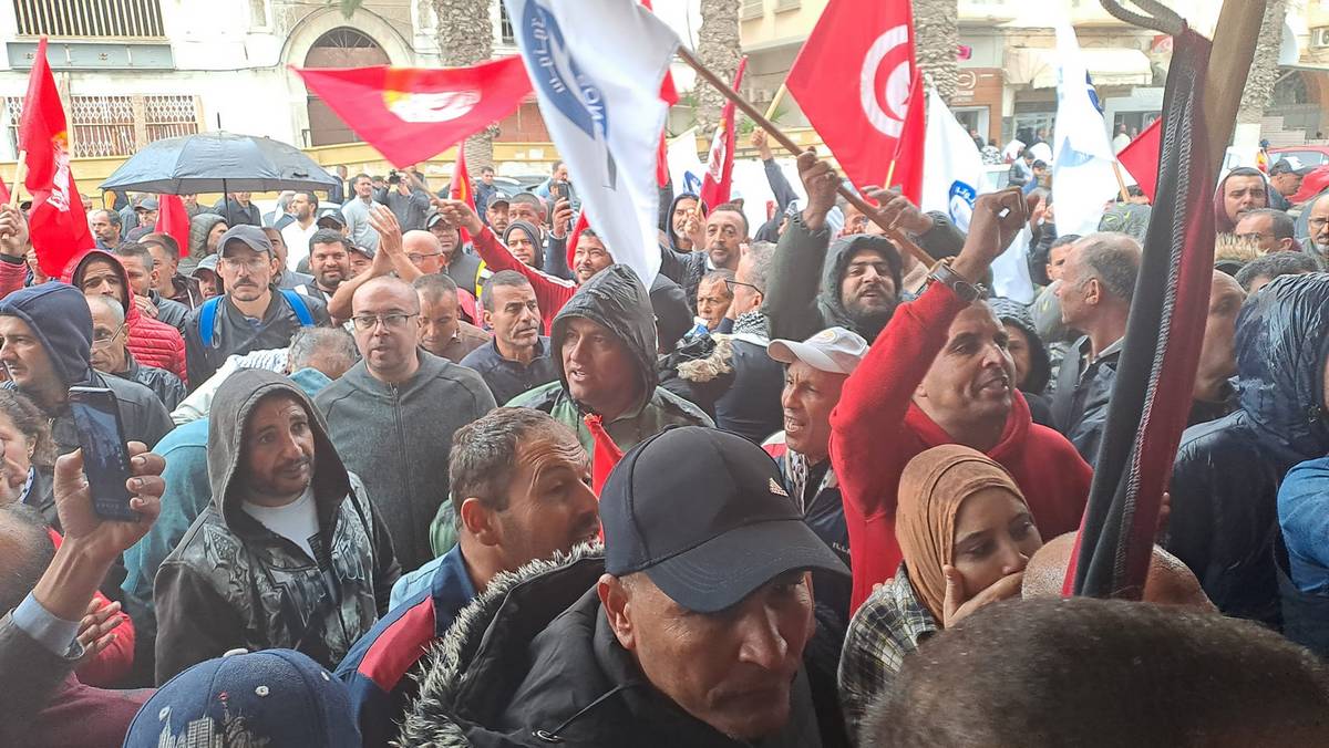 صفاقس :تجمّع لنقابيين امام محكمة صفاقس 1 في  انتظار الافراج عن الموقوفين