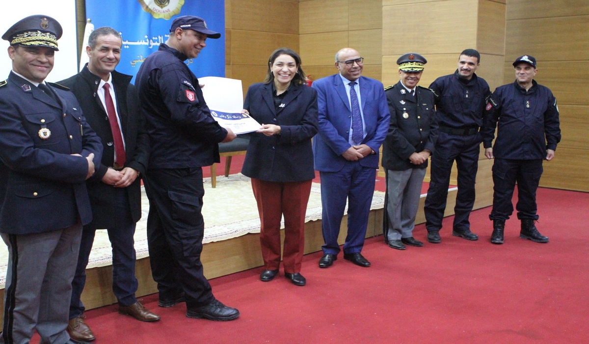 حفل تعليق شارات الرّتب لثلة من الضباط والأعوان بالوحدة الأولى للحرس الديواني بتونس.