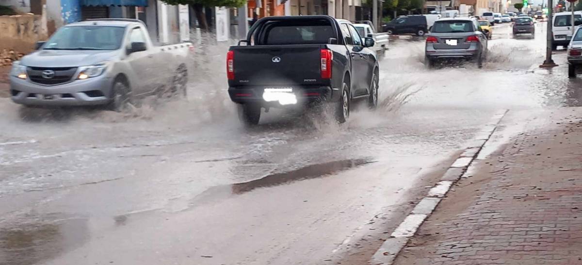 صفاقس : طريق  تنيور  يغرق  عند  كل  نزول للغيث  النافع