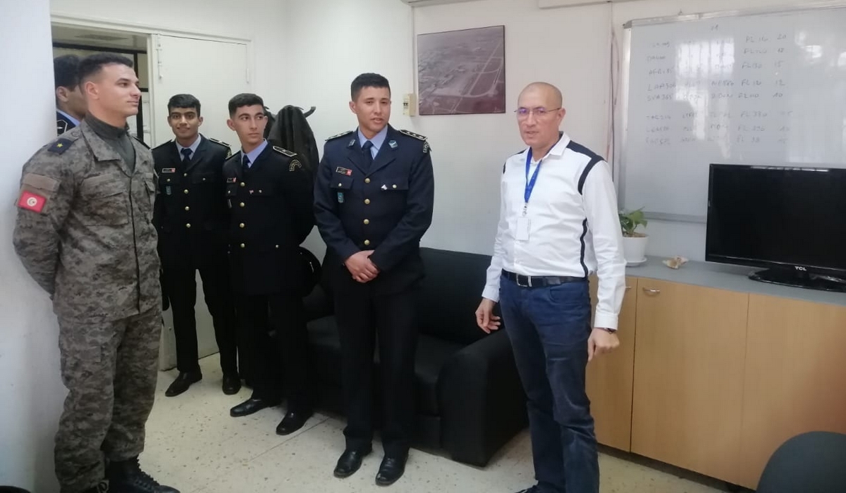 مجموعة من الضباط المهندسين من خريجي مدرسة الطيران في زيارة إلى برج المراقبة بمطار قرطاج