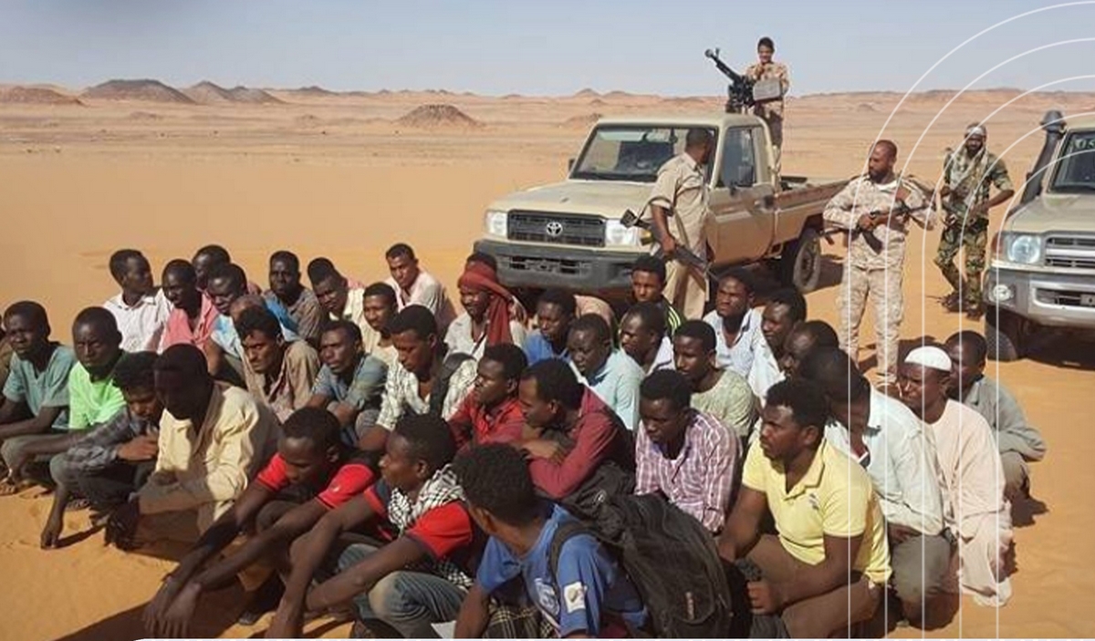 صحيفة فرنسية : تونس أطردت مؤخرا أكثر من 8000 مهاجر من الأفارقة نحو حدود ليبيا والجزائر