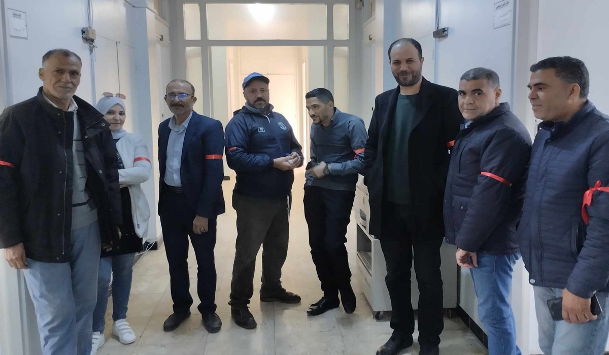 أعوان الديوان الوطني للزيت بصفاقس يحملون الشارة الحمراء