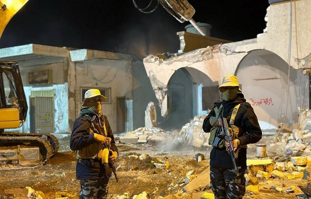 إستمرار أعمال إزالة المبانئ العشوائية بمنفذ رأس جدير من الجانب الليبي