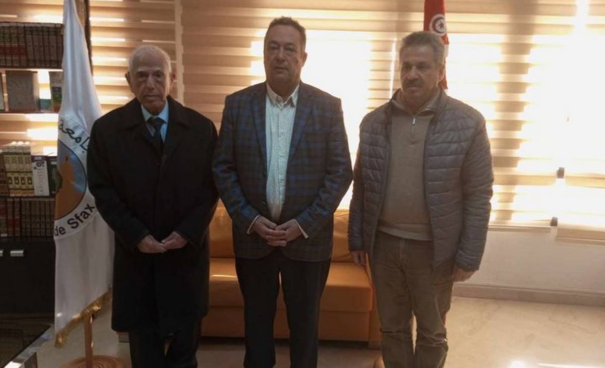 علي التريكي العميد الأسبق لكلية الطب  في  زيارة  لجامعة  صفاقس