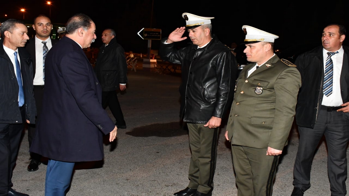 وزير الداخلية يؤدي زيارة تفقد ميداني لمختلف الوحدات الأمنية