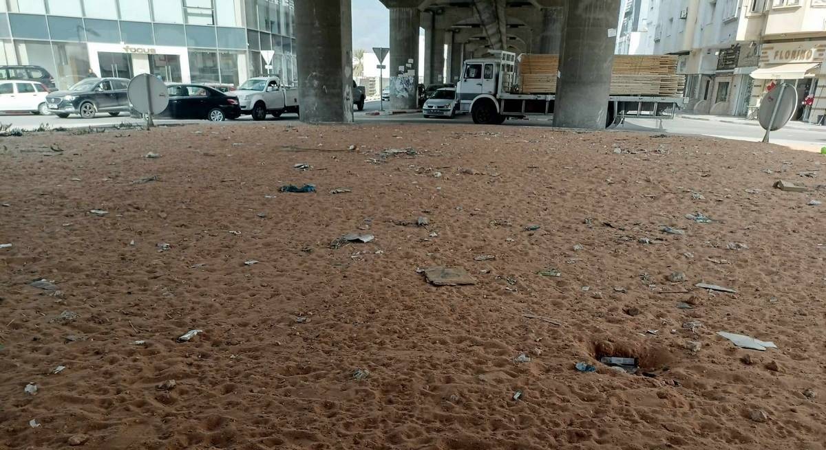 صفاقس : إهمال  المفترقات الدّائريّة للممرات العلويّة وإنتشار للأوساخ
