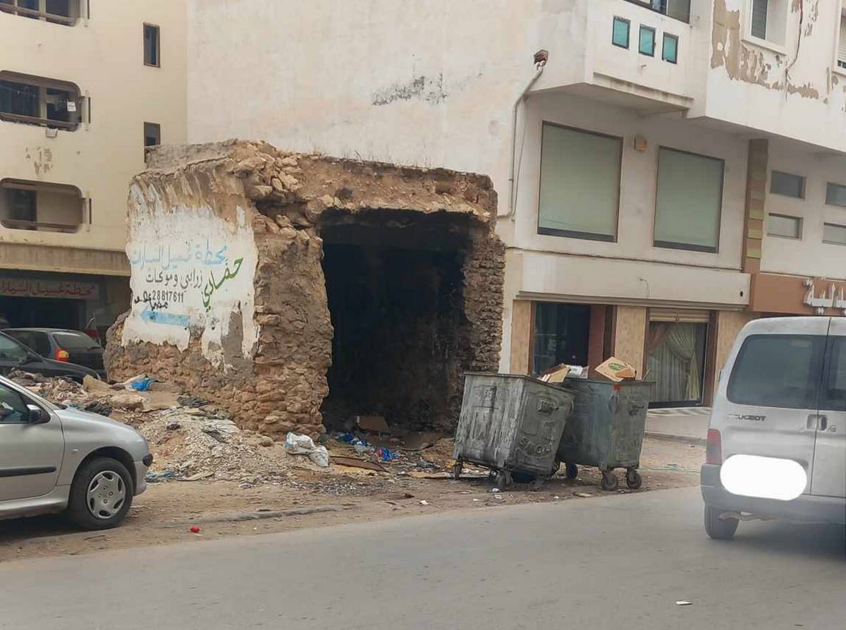 صفاقس:  صورة مشينة لبناءة قديمة ومتآكلة  بنهج الطاووس المتفرع عن طريق قرمدة