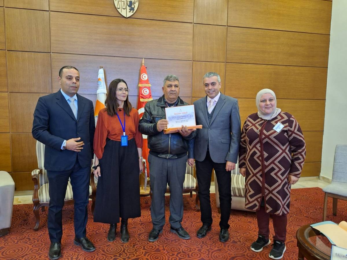 جمعية معرض صفاقس الدولي تكرم الاطار التربوي المشرف على كورال المدرسة الابتدائية الهدى بحي النور