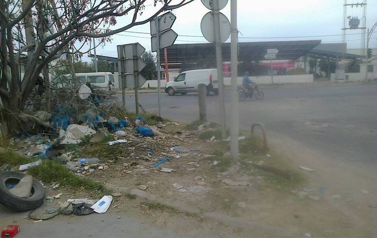 صفاقس : تقاطع حي الحبيب -طريق قابس   يرزح  تحت النفايات