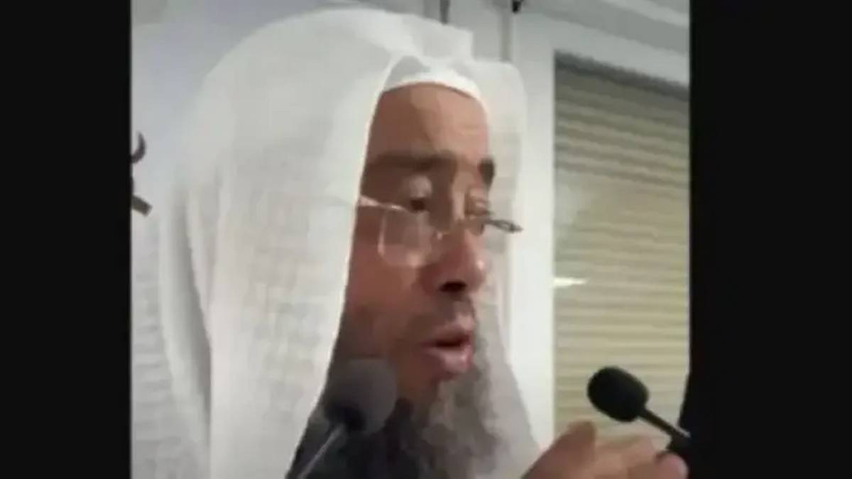 وزير داخلية فرنسا يدعو إلى سحب إقامة إمام تونسي