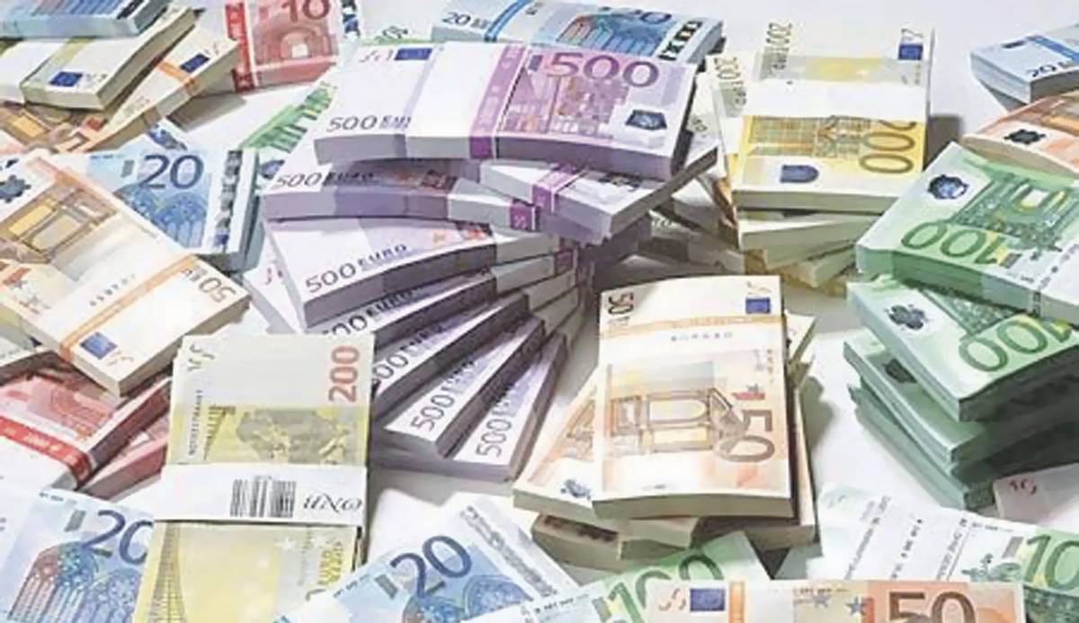 الدينار يتراجع في مواجهة الدولار والأورو