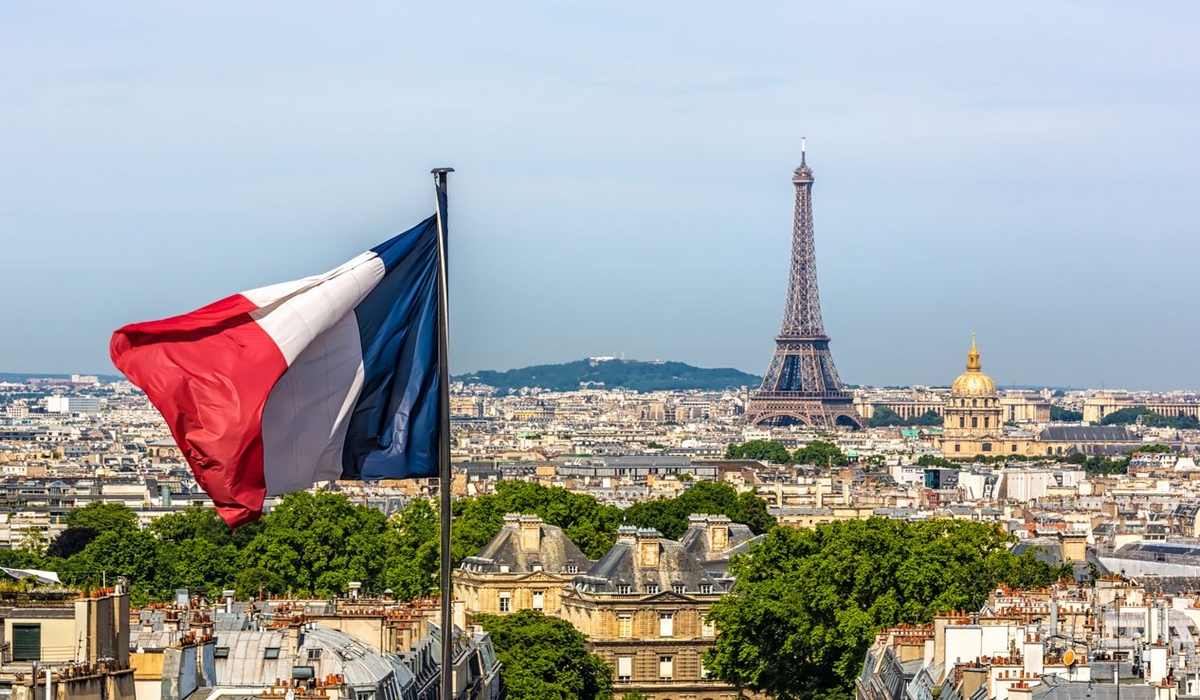 فرنسا تستعد لإجراء انتخابات بعد مكاسب لليمين المتطرف في تصويت البرلمان الأوروبي