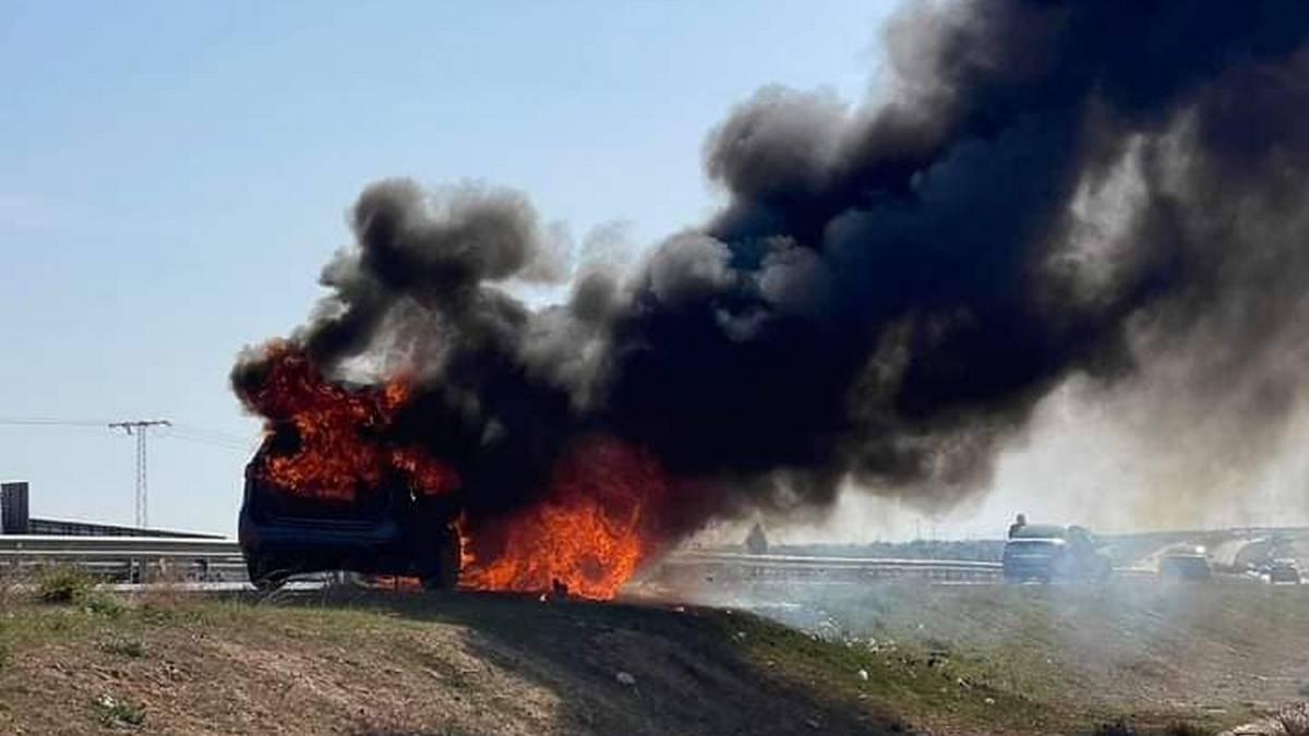 النيران تلتهم  سيارة  ليبية في  الطريق  السيارة صفاقس  قابس