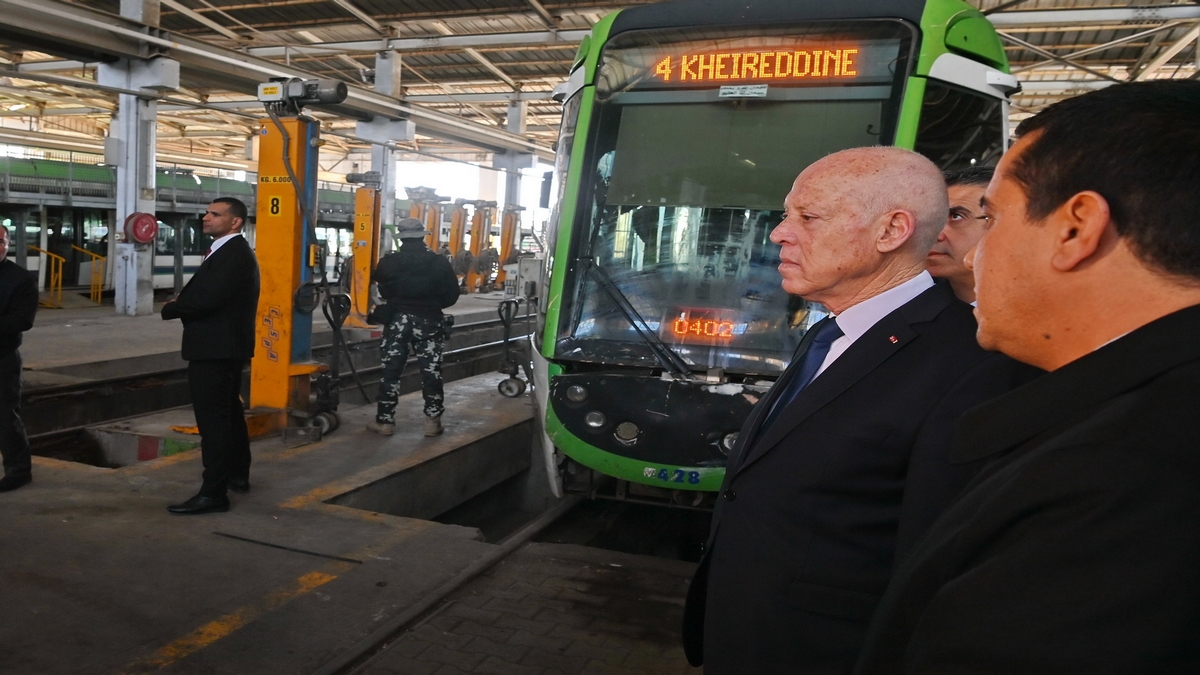 رئيس الجمهورية يؤدي زيارة غير معلنة إلى مستودع القطارات بجبل جلود ومحطة المترو الخفيف بتونس البحرية