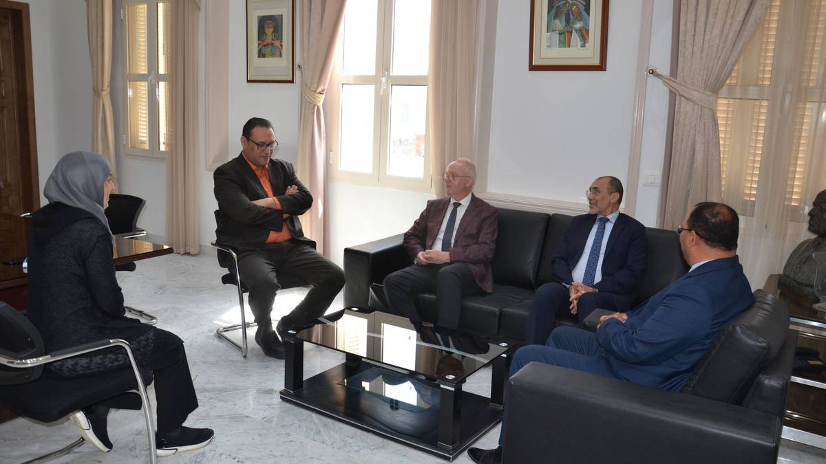 الكاتب العام المكلف بتسيير شؤون بلدية صفاقس يستقبل القنصل العام لسفارة فرنسا بتونس