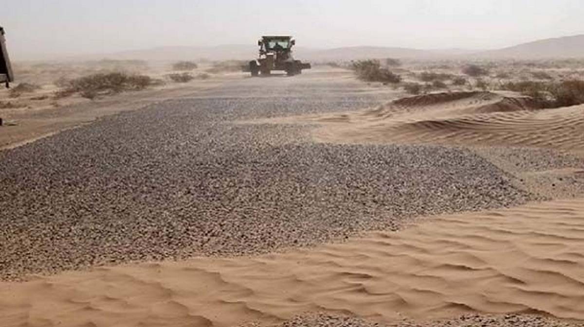 قابس: إزالة الرمال التي تكدست بالطريق الوطنية رقم 15