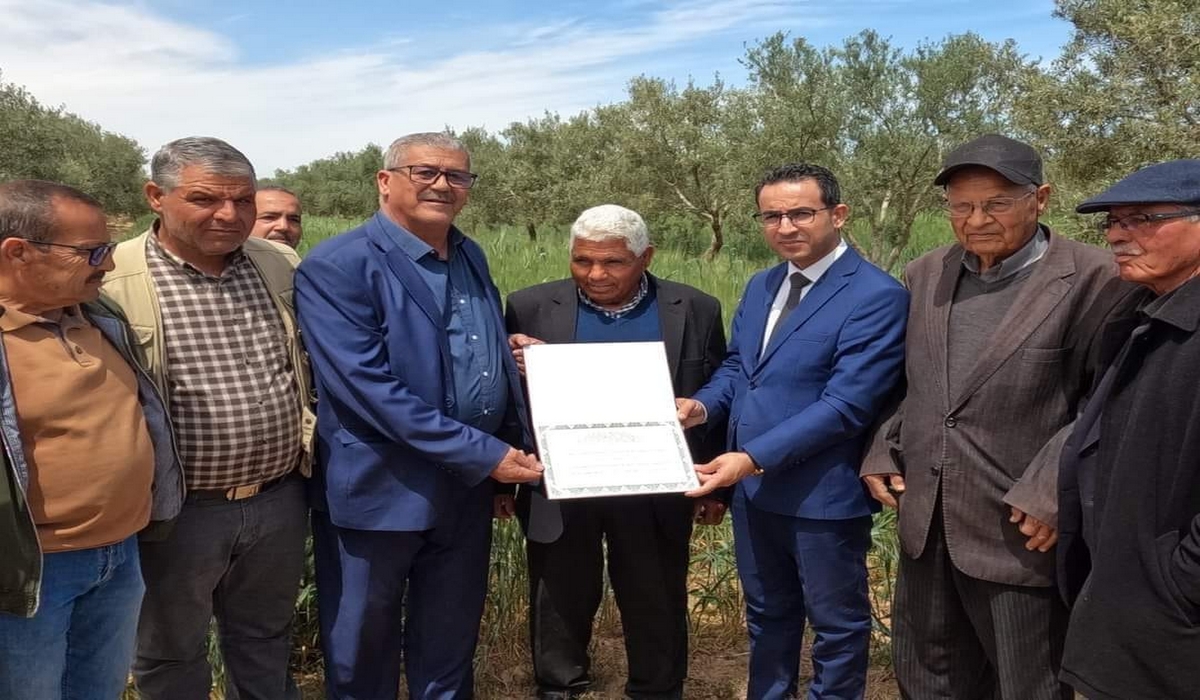 صفاقس تكريم  محمد العباسي الفلاح الذينجح في زرع القمح مرتين في السنة