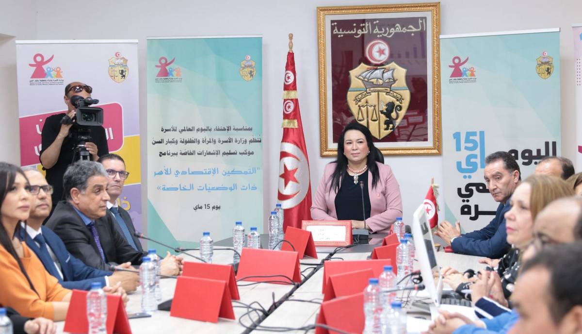 بمناسبة اليوم العالمي للأسرة : وزيرة الأسرة تسلّم 462 مورد رزق لفائدة معيلي أسر تونسيّة