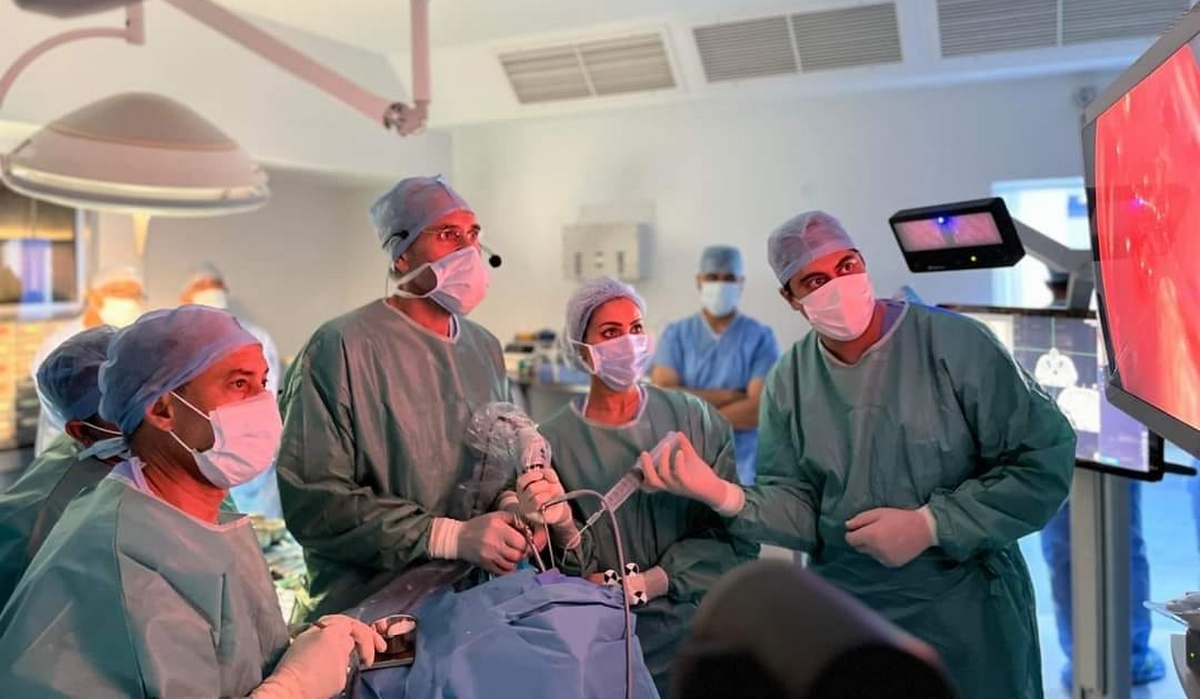 المستشفى الجامعي فطومة بورقيبة بالمنستير: لأول مرة في تونس عملية استئصال ورم في قاعدة الدماغ بالمنظار، عن طريق الأنف