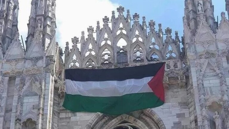 تعليق علم فلسطيني كبير بوسط ميلانو