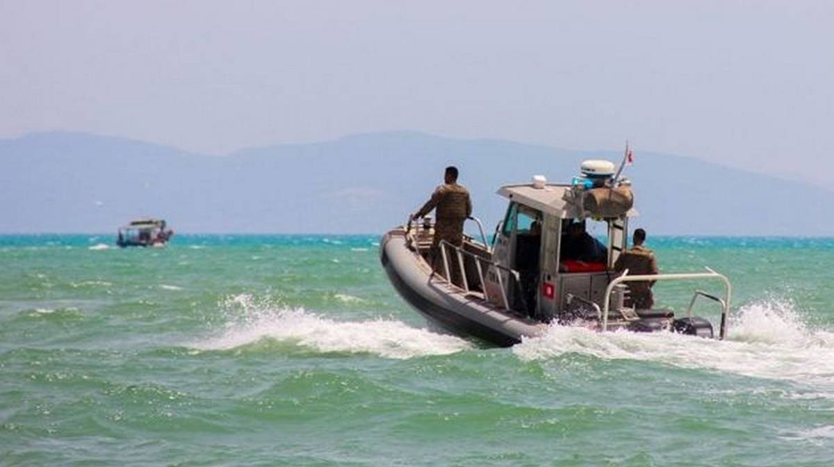 جيش البحر يتدخل إثر اصطدام سفينة تجارية أجنبية بمركب صيد