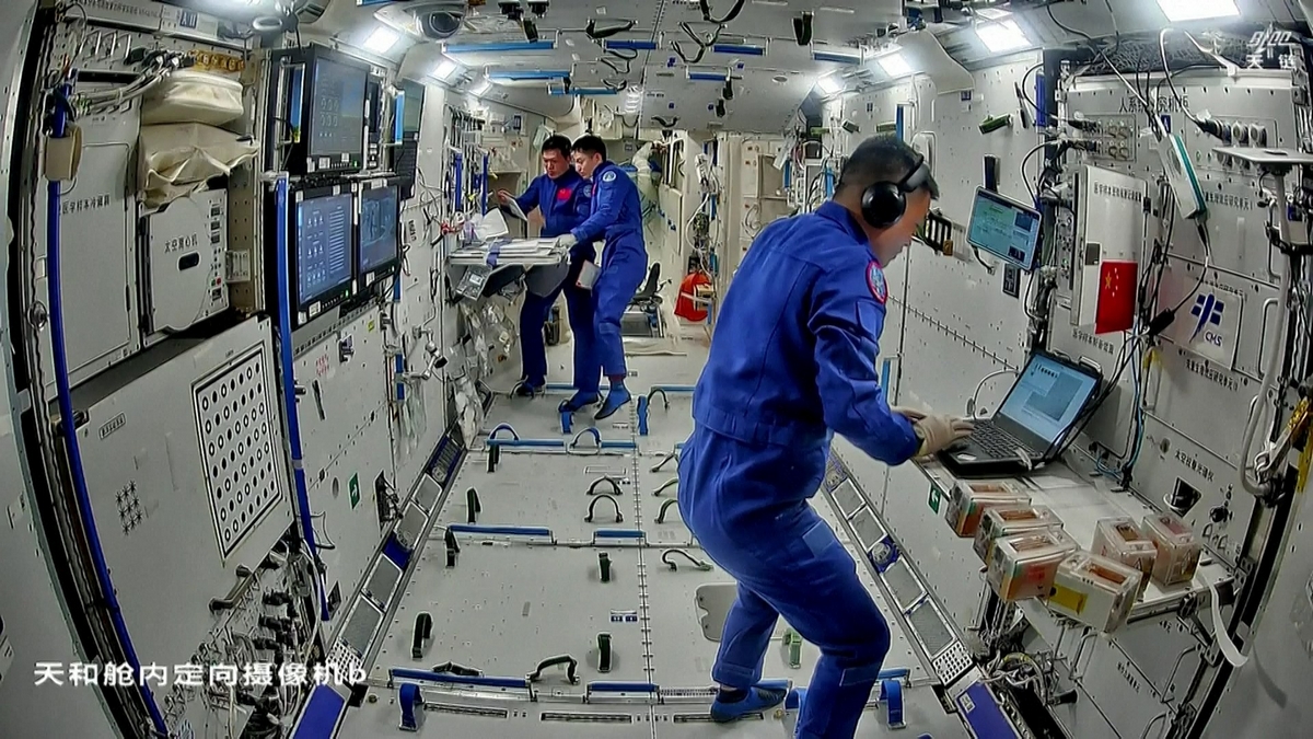 رواد فضاء صينيون يكملون عدة اختبارات في الفضاء