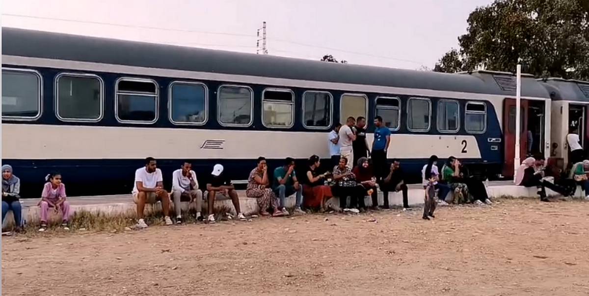 بعد توقفه لاكثر من 4 ساعات بمحطة صفاقس …تذمر ركاب قطار قابس -تونس