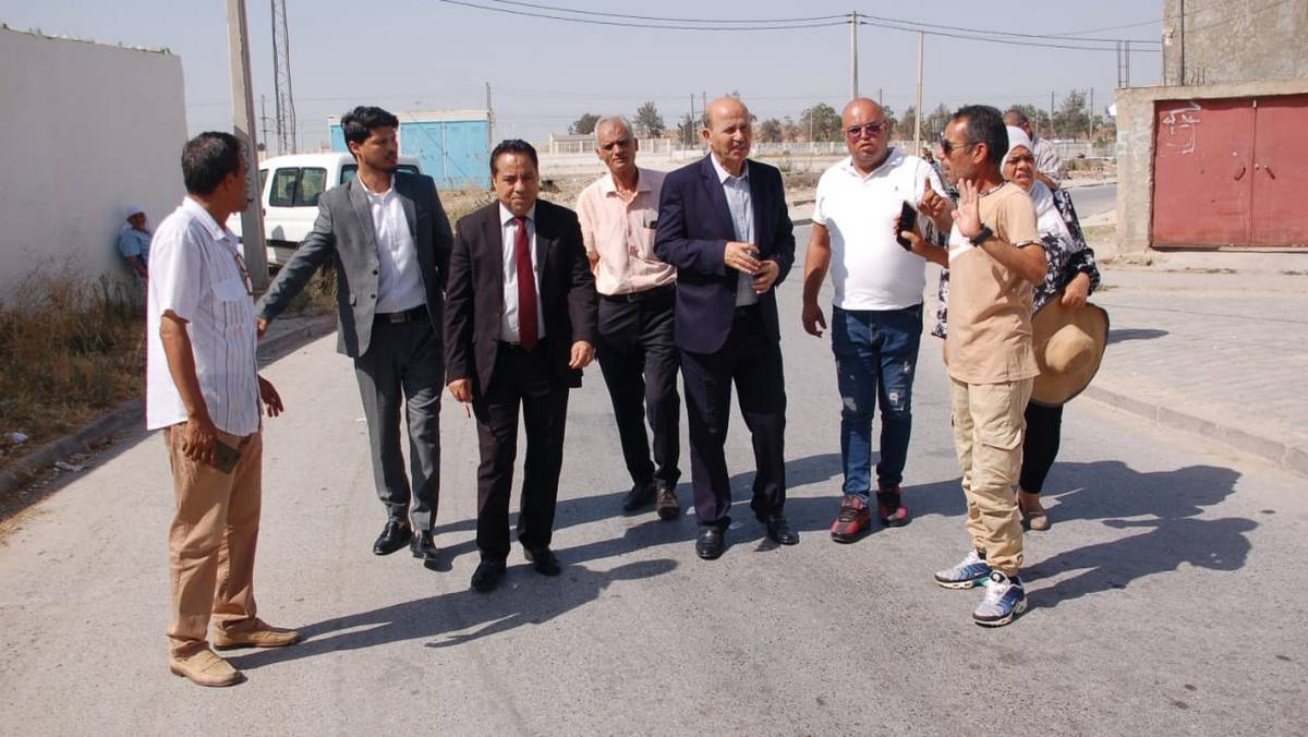 اطارات  بلدية  تونس يؤدّون زيارة ميدانية إلى الدائرة البلدية السيجومي.