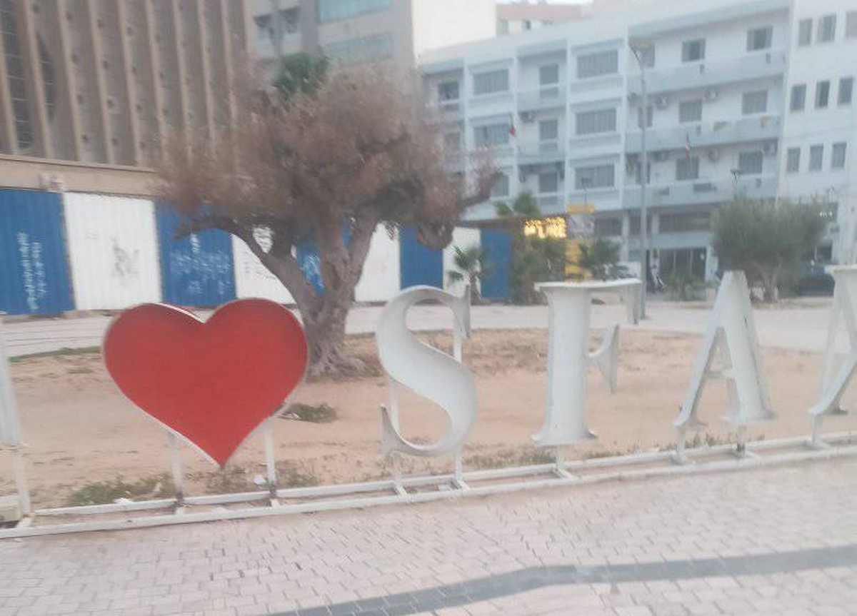 صفاقس : اهمال  غريب  لمجسّم I love sfax