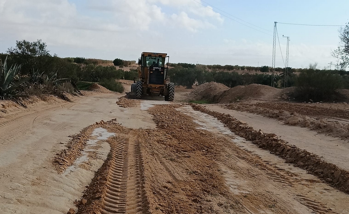 عقارب : الانطلاق  في مسح طريق الروينات بالالة الكاسحة