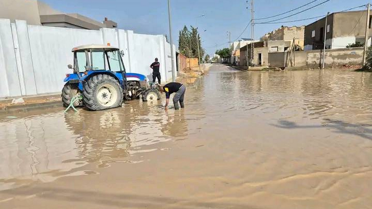 صفاقس :تعبيد الزنق وربطها بشبكة ديوان  التطهير  هو  الحل  الوحيد للقطع مع  مثل هذه  الصّور