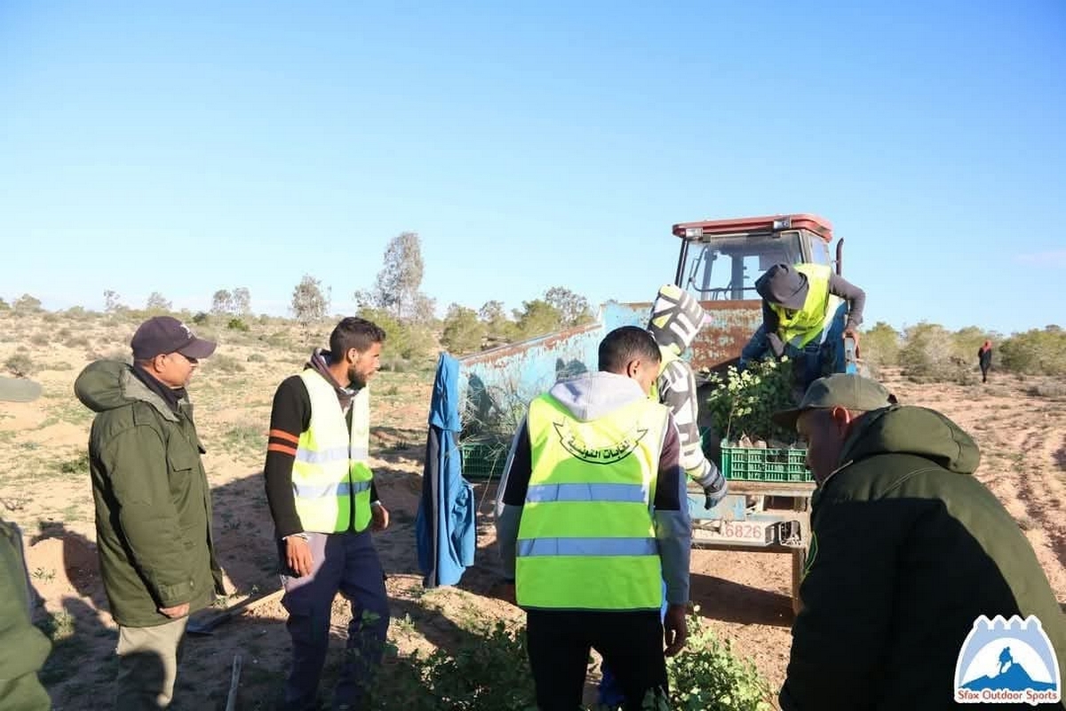 صفاقس :حملة تشجير بمحميّة القنّة بعقارب