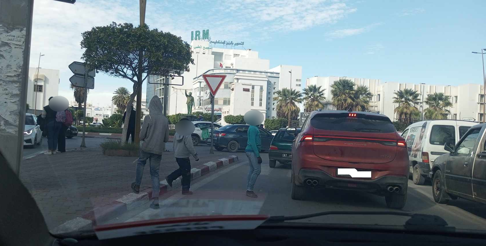 صفاقس : خطر يُداهم سواق  السيارات  اثناء  التوقف  في الاضواء الحمراء