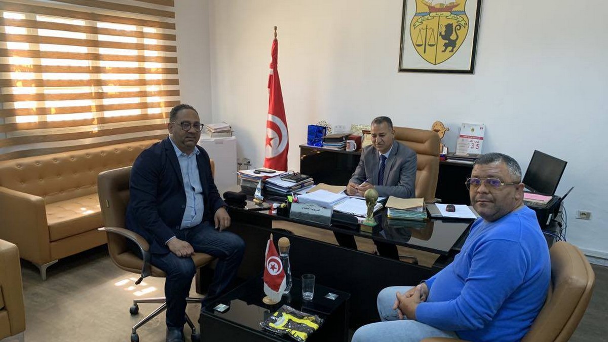 جلسة  عمل بين المندوب الجهوي للشباب والرياضة بصفاقس ورئيس  الرالوي   وحمدي غربال عضو الهيئة المديرة