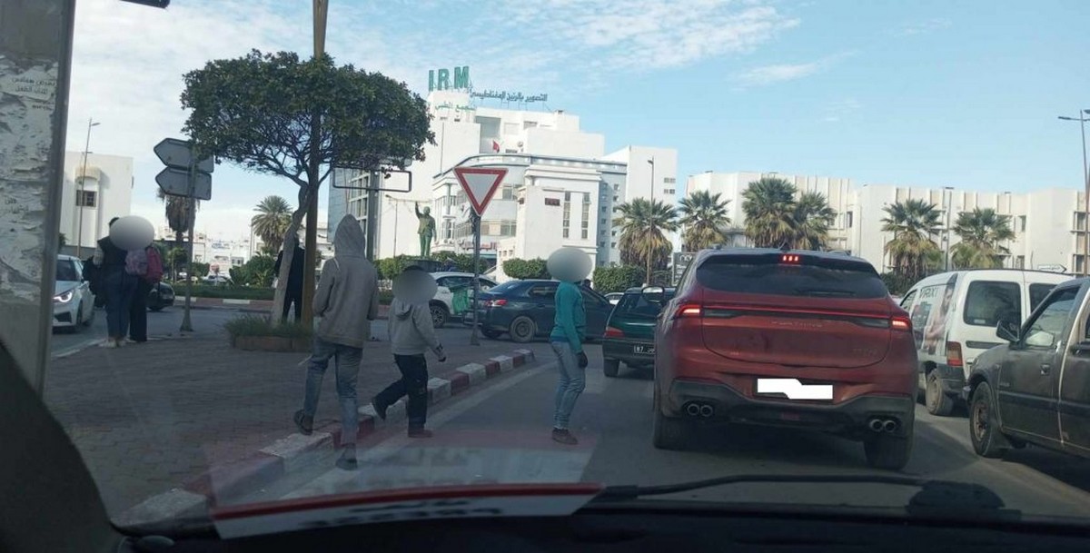 صفاقس : اطفال  افارقة يواصلون احتلال المفترقات  الدّائرية  للتسوّل