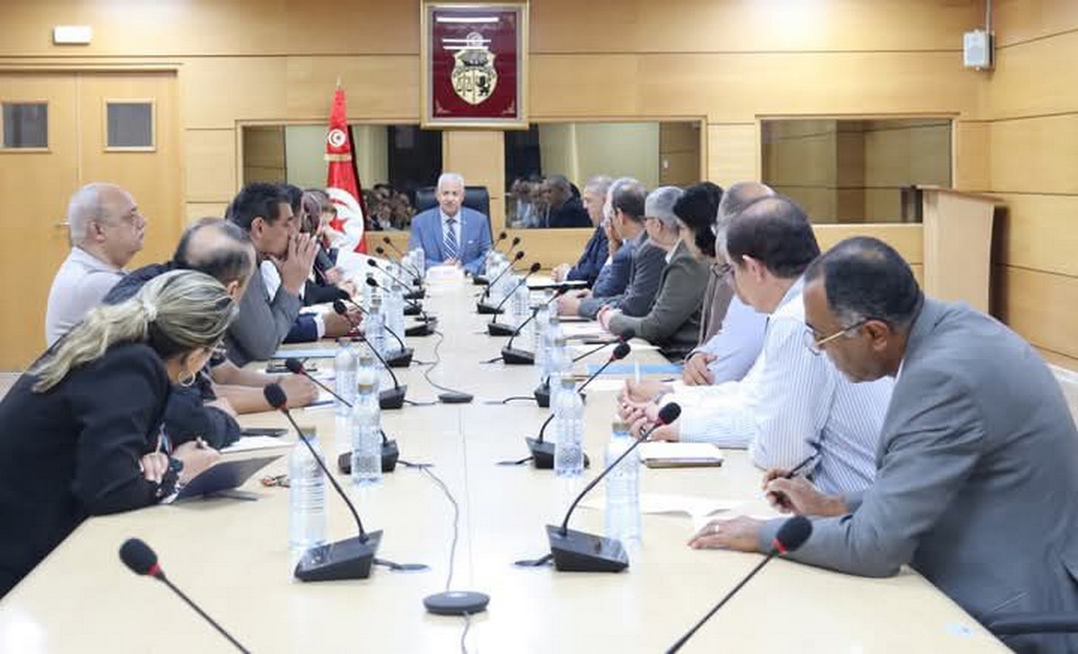 وزير التجارة وتنمية الصادرات يشرف على اجتماع حول قطاع الجلود والأحذية